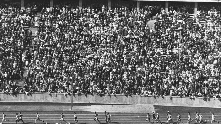 Aufnahme eines Laufs im vollbesetzten Berliner Olympiastadion 1936. - Veröffentlicht in: "Berliner Illustrierte Zeitung' - Olympisches Sonderheft 1936.