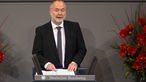 Der Präsident des Volksbundes Deutsche Kriegsgräberfürsorge, Markus Meckel, spricht im Bundestag  bei der zentralen Gedenkstunde
