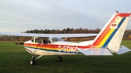 Regenbogenfarbene Cessna 172D