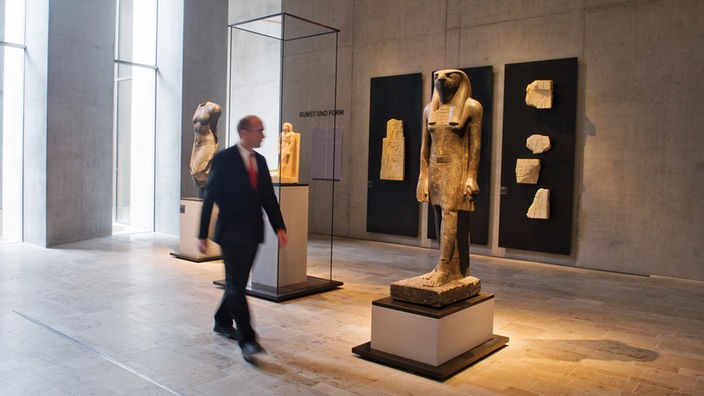Ein Mann geht am 10.05.2013 zu dem Exponat "Horus" (Falkenköpfiger Gott) im Ausstellungsbereich des Museums Ägyptischer Kunst in München (Bayern). 