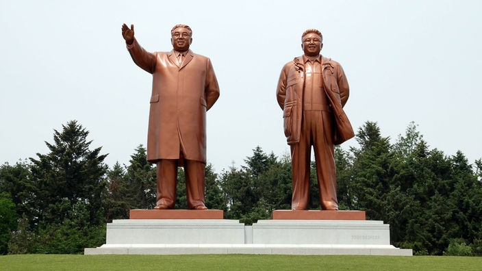 Neben den Statuen des Staatsgründers und "ewigen Präsidenten" Kim Il Sung (links) sind nach dem Tod seines Sohnes Kim Jong Il (rechts) überall im Land auch Statuen des verstorbenen bisherigen Machthabers errichtet worden