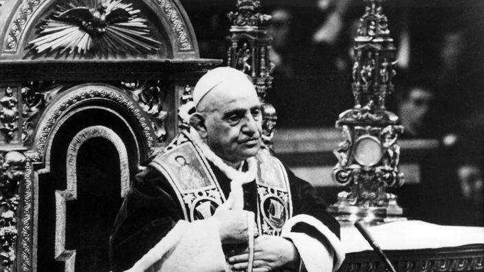 Papst Johannes XXIII. hält am 08.12.1962 im Petersdom eine Abschlussrede zum Ende der ersten Konzilsperiode des Zweiten Vatikanischen Konzils.