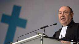 Der Ratsvorsitzende der Evangelischen Kirche Deutschlands (EKD), Nikolaus Schneider, spricht am 15.05.2014 bei einem Freilichtgottesdienst in Wuppertal (Nordrhein-Westfalen).