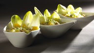 3 Schälchen nebeneinander mit Chicoreesalat gefüllt, Symbolbild: kann von Rezeptdetails abweichen.