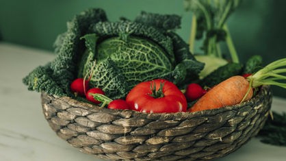Ein Korb mit verschiedenem Gemüse (Symbolbild)
