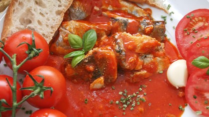 Teller mit Hering und Tomatensauce (Foto eines ähnlichen Gerichts, kann von den Rezeptdetails von Herrn Gote abweichen).