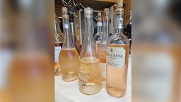 Mehrere Rosé-Wein-Flaschen