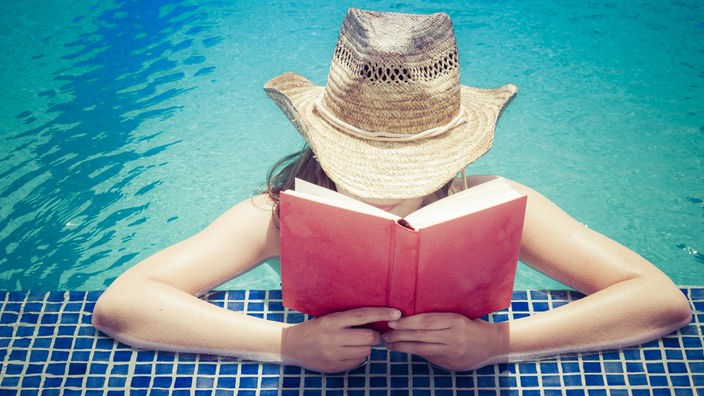 Wie jedes Jahr zum Ferienstart empfiehlt das Bücherquartett Lieblingsbücher zum Schmökern am Pool.