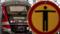 "Nicht einsteigen" steht auf einem Zug der Deutschen Bahn