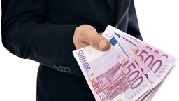 Chef überreicht 500-Euro-Noten 