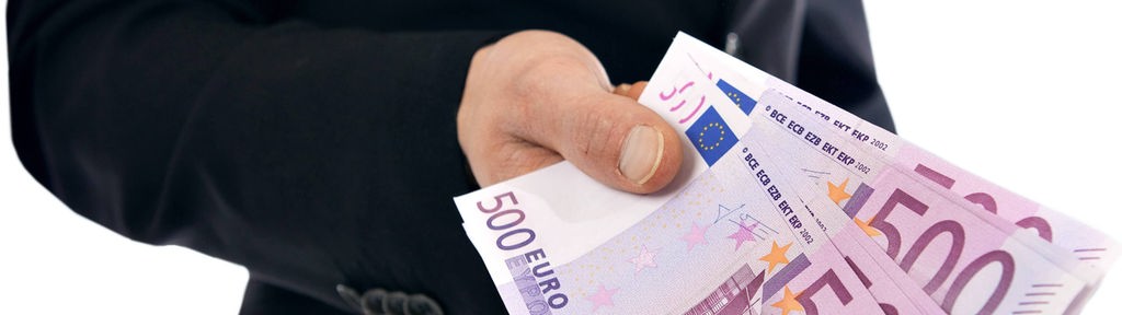 Chef überreicht 500-Euro-Noten 