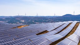 China, Weining: Photovoltaikmodule sind in einem Solarpark im Südwesten der Provinz Guizhou zur Sonne ausgerichtet