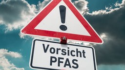 Achtung-Schild "Pfas"