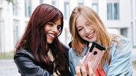 Zwei junge Frauen machen ein Selfie
