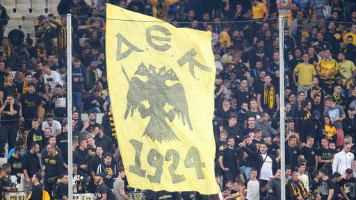 Das Wappen des Fußballclubs AEK Athen zeigt den Doppeladler des Byzantinischen Reiches