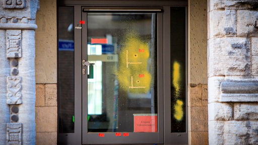 Einschusslöcher in der verglasten Tür am Rabbinerhaus bei der Alten Synagoge in Essen (18.11.2022)