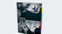Das Buchcover zur Ausstellung "Ausgeblendet - Eingeblendet: Eine jüdische Filmgeschichte der Bundesrepublik" ist zweigeteilt und zeigt zwei schwarz-weiße Filmstills. Darüber ist der Titel zu lesen.