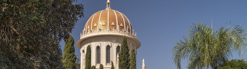 Der Schrein des Bab im iraelischen Haifa gilt als Zentrum und Heiligtum der weltweit rund 8 Millionen Bahai. Den verfolgten Bahai in Iran, dem Ursprungsland der Religion,  wird oft eine Nähe zum verfeindeten Staat Israel unterstellt.