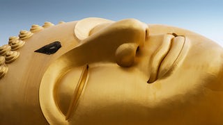 Kopf der Buddha Statue "Liegender Buddha" in Thailand.