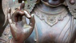 Nahaufnahme der Hand einer Buddha-Statue