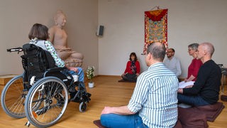 Mitarbeiter und Bewohner des Sukhavati Spiritual Care Centers in Bad Saarow (Brandenburg) beim Meditieren, Aufnahme aus 2017