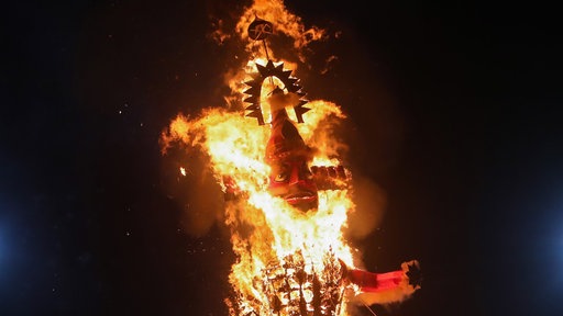 Eine Puppe des zehnköpfigen Dämonenkönigs Ravana wird am 5. Oktober 2022 in Mumbai während des Dussehra Festivals verbrannt