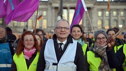 Ulrich Draeger inmitten von Diakonie-Mitarbeiterinnen bei einer Demonstration gegen Sozialkürzungen am 08.11.2023 in Berlin