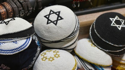 Ein Stapel Kippas in einem Jerusalemer Geschäft