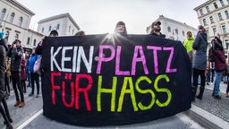 Teilnehmer einer großen Demonstration gegen den Rechtsextremismus halten am 21. Januar in München ein Transparent mit der Aufschrift "Kein Platz für Hass"