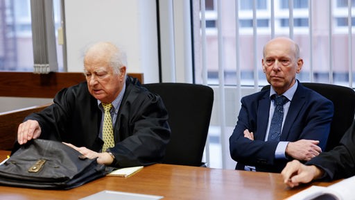 Der Missbrauchsbetroffene Georg Menne (r.) neben einem seiner Anwälte im Landgericht Köln