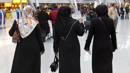 Symbolbild: Muslimische Frauen mit Kopftüchern am Flughafen Düsseldorf.