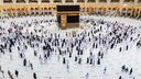 Muslimische Pilger umruden die "Kaaba", der heiligste Schrein des Islam, im Zentrum der al-Haram-Moschee. Aufgrund der Corona-Pandemie war die Pilgerfahrt 2021 für nur 60.000 Pilger im Vergleich zu normalerweise 2,5 Millionen Muslimen möglich.