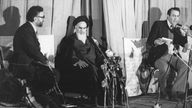 Das Bild zeigt die erste Pressekonferenz im Jahre 1979, in der der iranische Ajatollah Ruhollah Chomeini erklärte, dass ein Revolutionsrat gebildet wurde.