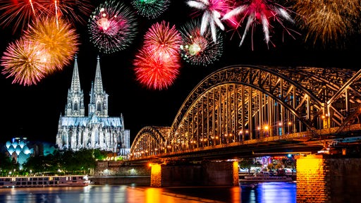 Silvesterfeuerwerk über dem Kölner Dom und der Hohenzollernbrücke