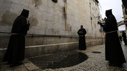 Christliche Mönche auf der Via Dolorosa am Karfreitag 2020 - auch zu Pandemiezeiten war die Straße weitgehend verwaist 