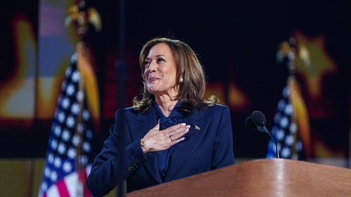 Die US-Vizepräsidentin und Präsidentschaftskandidatin Kamala Harris während einer Rede bei der Democratic National Convention 2024 in Chicago am 22.08.2024