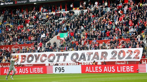 Ob im Stadion oder in der Kirche - die Kritik an der WM in Katar ist überdeutlich
