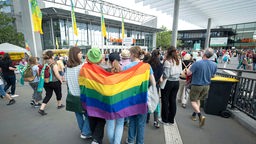 Jugendliche mit einer Regenbogenflagge auf dem Evangelischen Kirchentag in Nürnberg (Foto vom 08.06.2023)