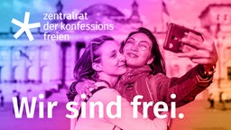 Pressefoto vom Zentralrat der Konfessionsfreien: Zwei Frauen machen ein Selfie vor dem Bundestag.