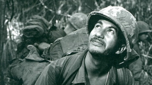 US-Soldat Sergeant Pedro Marfisi aus Puerto Rico (4. Infanterie-Division) schickt ein stilles Gebet zum Himmel. (Foto, 1968)