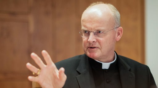Bischof Franz-Josef Overbeck spricht während einer Pressekonferenz in Essen am 06.03.2020