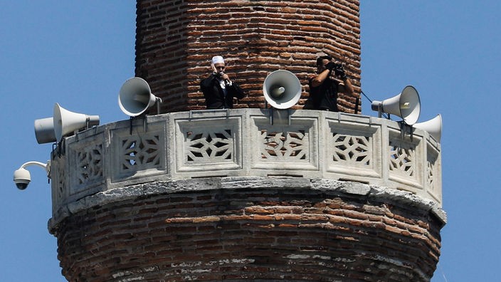 Ein Muezzin ruft vom Minaret der Hagia Sophia Moschee in Istanbul zum Freitagsgebet.