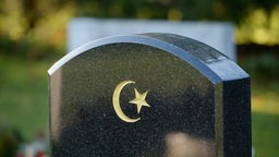 Ein Grabstein auf einem muslimischen Gräberfeld nahe Wolfenbüttel