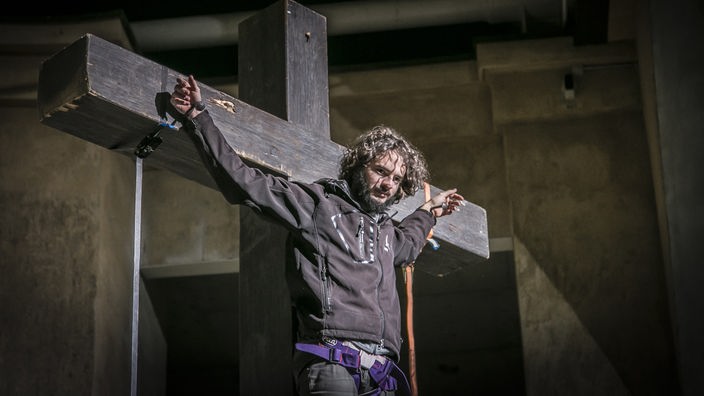 Der Jesus-Darsteller Rochus Rückel hängt im Passionstheater am Kreuz. Dort fand eine sogenannte "Hängeprobe" für die Festspiele Oberammergau statt. Am 06.12.2019 findet die erste Schauspielprobe statt.