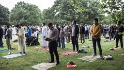 Muslime beten im Georgengarten in Hannover. Die Al-Huda Moschee hat das Opferfestgebet zum ersten Mal als Freiluftveranstaltung organisiert. Das Opferfest gilt als wichtigste islamische Feier und wird von Gläubigen auf der ganzen Welt gefeiert. 