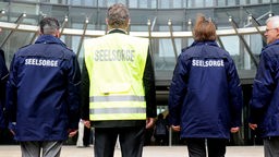 Polizeiseelsorger laufen am Montag (02.07.2012) in Düsseldorf auf den NRW-Landtag zu. 50 Jahre nach dem Start der Polizeiseelsorge haben die beteiligten Institutionen die Bedeutung des Beistands für Beamte in Nordrhein-Westfalen betont.