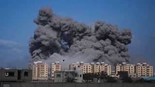 Rauch steigt nach einem israelischen Luftangriff im zentralen Gazastreifen auf, Foto vom 22.03.2024