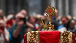 Gottesdienstbesucher betrachten die Herz-Reliquie des als Cyber-Apostel bekannten Carlo Acutis am 24. Juli 2024 nach einem Gottesdienst im Kölner Dom. 