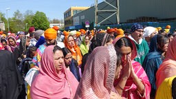 Tausende Sikhs ziehen am 30.04.2023 in einer bunten Nagar Kirtan-Prozession durch Essen