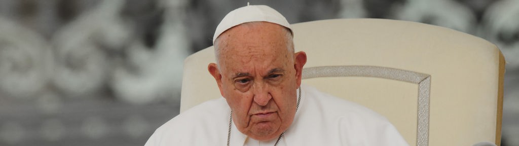 Papst Franziskus blickt während seiner wöchentlichen Generalaudienz im Petersdom am 19. Juni 2024 mit ernster Miene nach unten